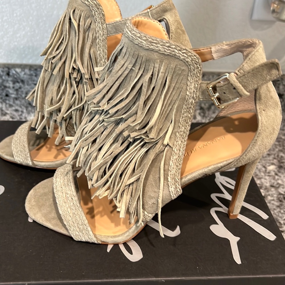 Banana Republic High Heel in olive green in a 7 1/2